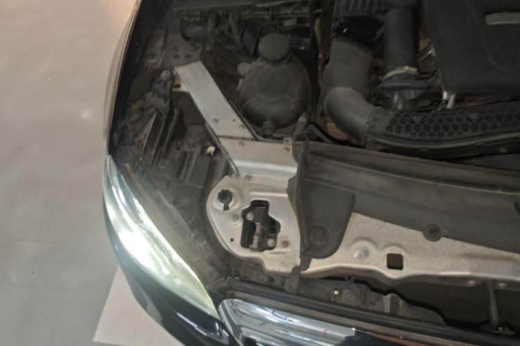 Used Mercedes-Benz E-Class 2016 E 200 L Engine Bay Right