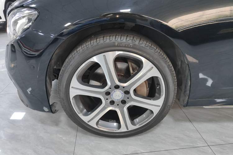 Used Mercedes-Benz E-Class 2016 E 300 L Sporty and Stylish Model Exterior 3