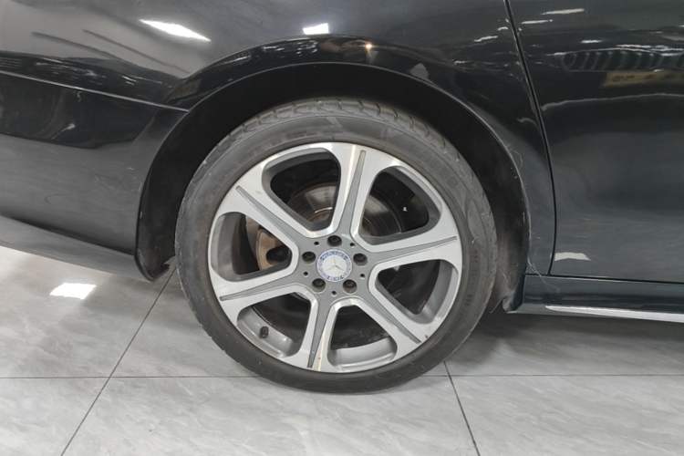 Used Mercedes-Benz E-Class 2016 E 300 L Sporty and Stylish Model Exterior 4