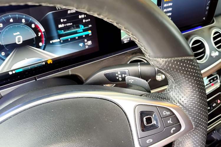 Used Mercedes-Benz E-Class 2016 E 300 L Sporty and Stylish Model Gear Lever