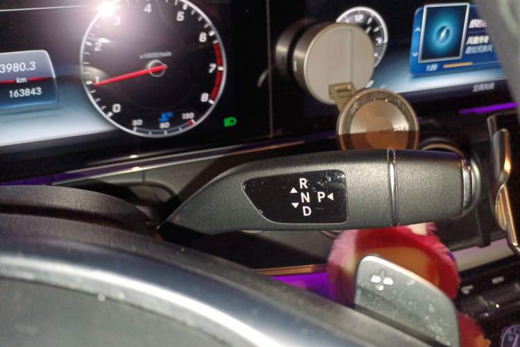 Used Mercedes-Benz E-Class 2016 E 300 L Sporty and Stylish Model Gear Lever