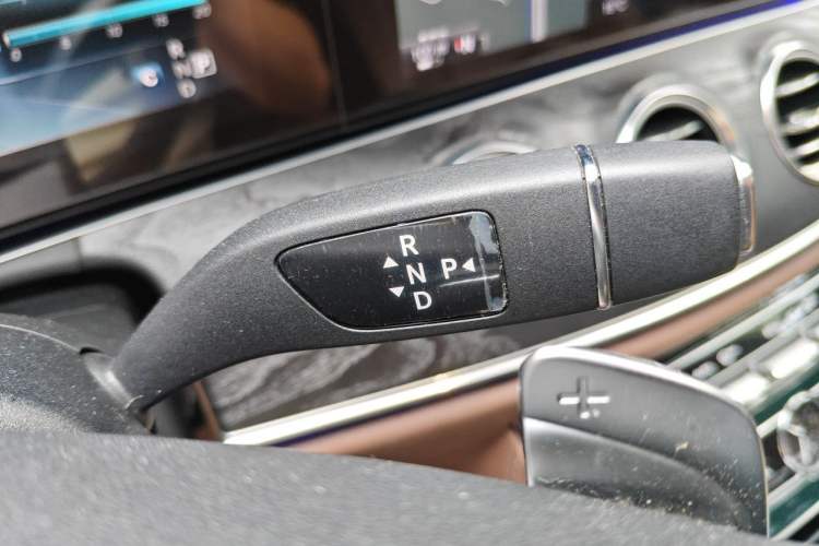 Used Mercedes-Benz E-Class 2016 E 300 L Sporty and Stylish Model Gear Lever