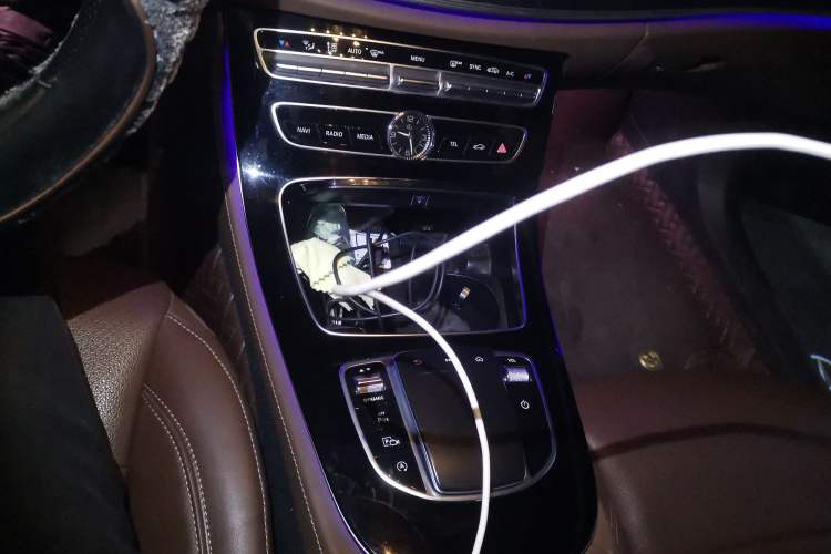 Used Mercedes-Benz E-Class 2016 E 300 L Sporty and Stylish Model Gear Lever