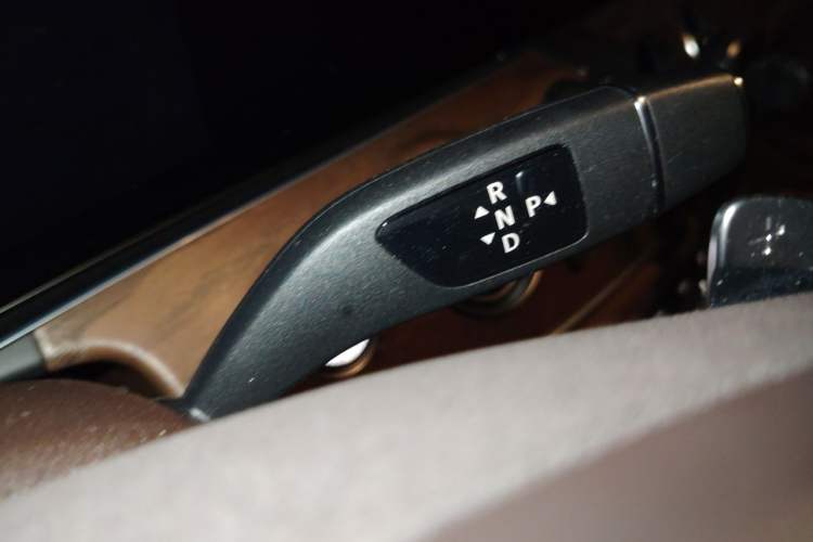 Used Mercedes-Benz E-Class 2016 E 300 L Stylish Model Gear Lever