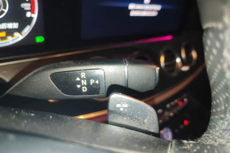 Used Mercedes-Benz E-Class 2016 E 300 L Sporty and Stylish Model Gear Lever