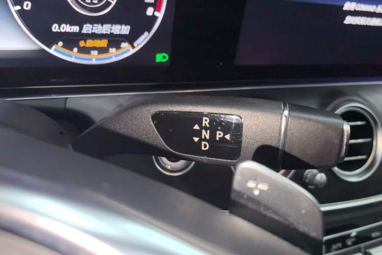 Used Mercedes-Benz E-Class 2016 E 300 L Sporty and Stylish Model Gear Lever