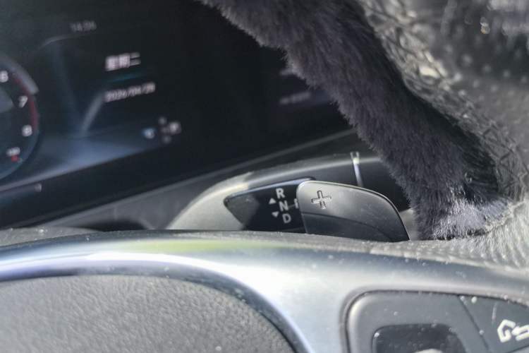Used Mercedes-Benz E-Class 2016 E 300 L Sporty and Stylish Model Gear Lever