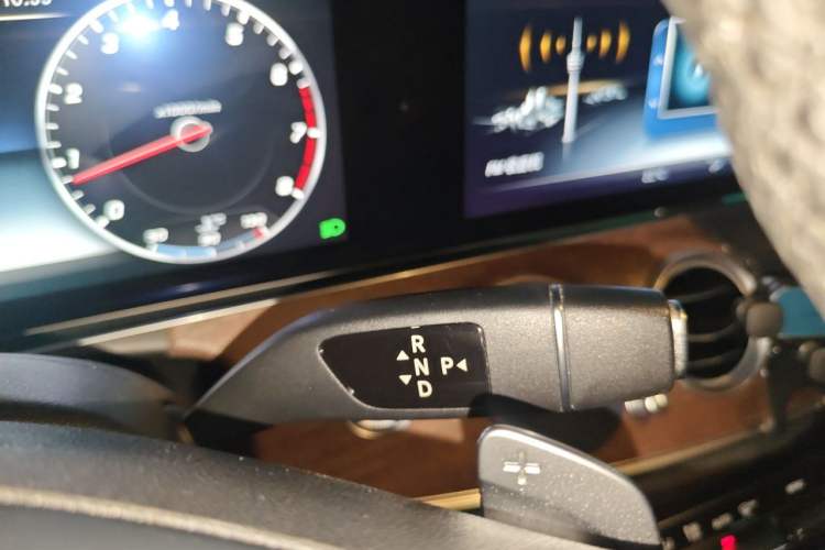Used Mercedes-Benz E-Class 2016 E 300 L Stylish Model Gear Lever