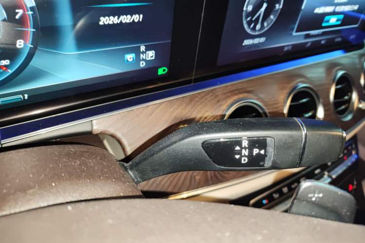 Used Mercedes-Benz E-Class 2016 E 200 L Gear Lever