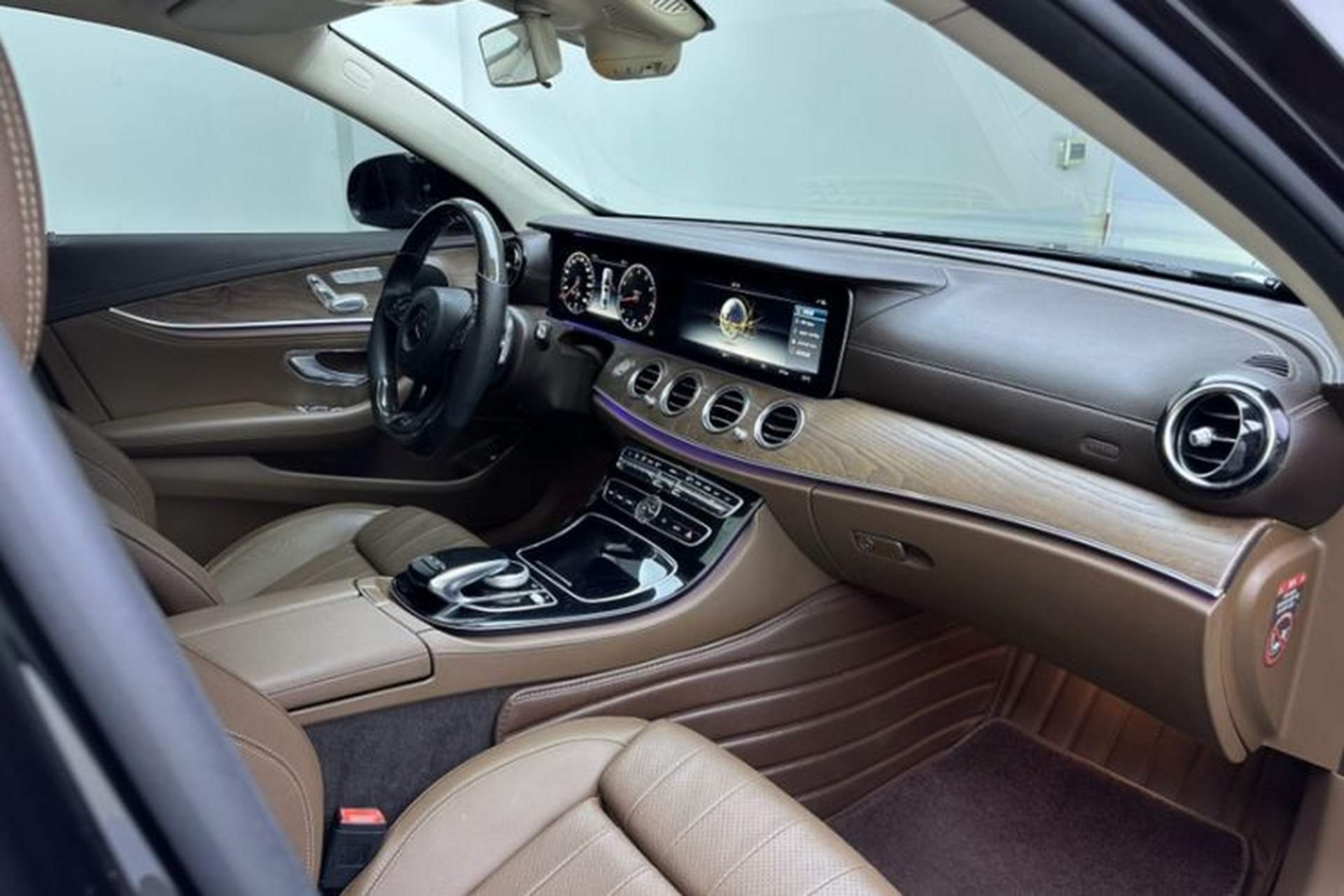 Used Mercedes-Benz E-Class 2016 E 200 L Interior 1