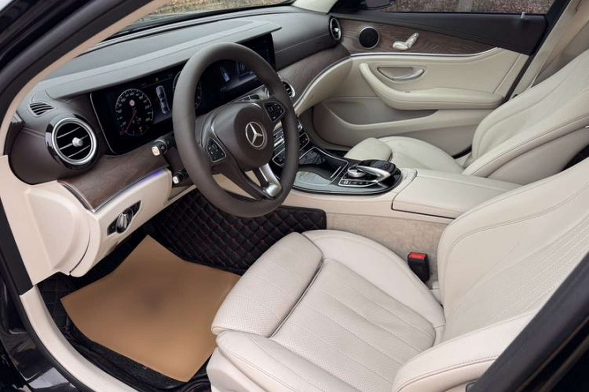 Used Mercedes-Benz E-Class 2016 E 200 L Interior 1