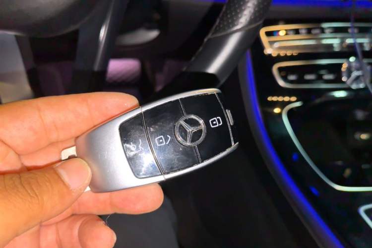 Used Mercedes-Benz E-Class 2016 E 200 L Interior 1