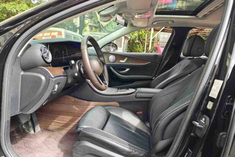 Used Mercedes-Benz E-Class 2016 E 200 L Interior 1