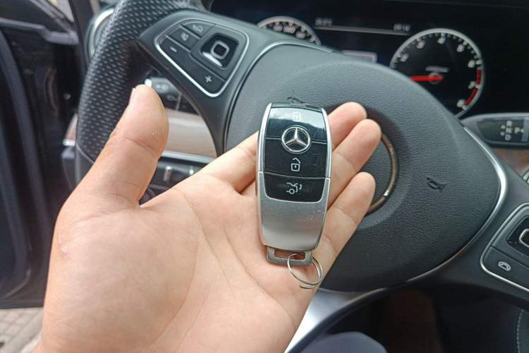 Used Mercedes-Benz E-Class 2016 E 300 L Stylish Model Interior 1