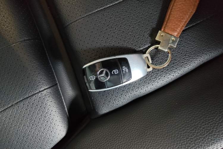 Used Mercedes-Benz E-Class 2016 E 200 L Interior 1