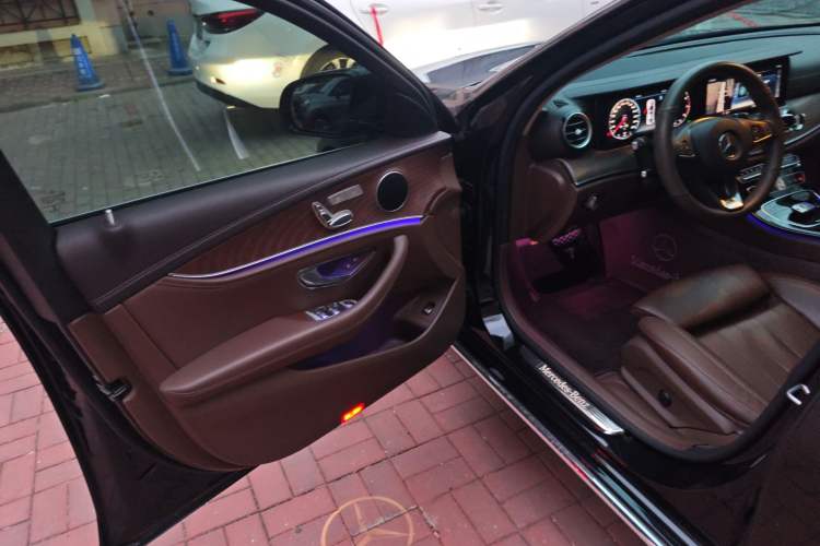 Used Mercedes-Benz E-Class 2016 E 200 L Interior 3