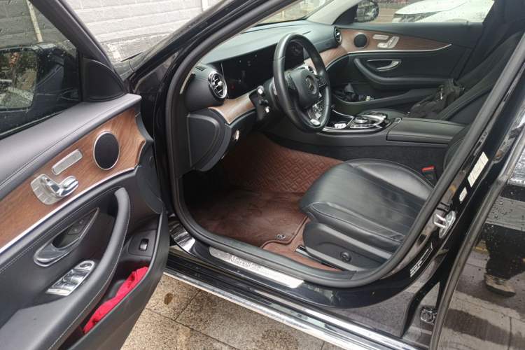 Used Mercedes-Benz E-Class 2016 E 300 L Stylish Model Interior 3