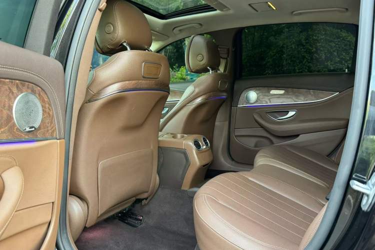 Used Mercedes-Benz E-Class 2016 E 200 L Interior 4