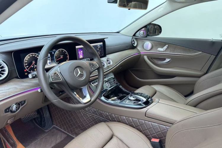 Used Mercedes-Benz E-Class 2016 E 200 L Interior 4