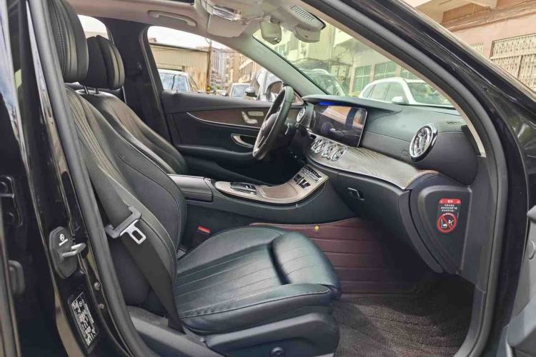 Used Mercedes-Benz E-Class 2016 E 200 L Interior 4