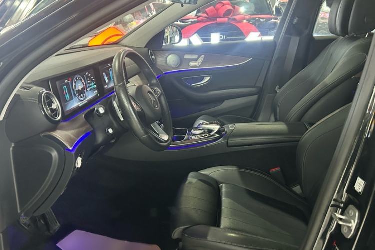 Used Mercedes-Benz E-Class 2016 E 200 L Interior 4