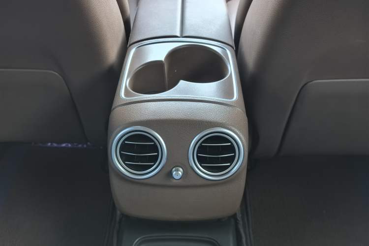 Used Mercedes-Benz E-Class 2016 E 300 L Sporty and Stylish Model Interior 4