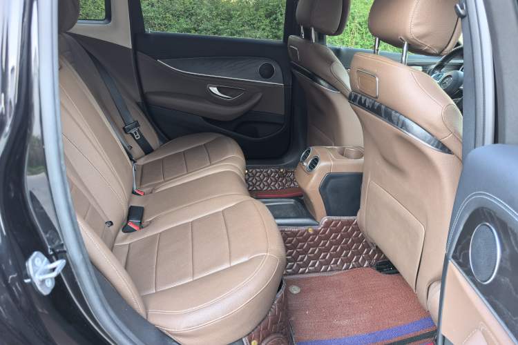 Used Mercedes-Benz E-Class 2016 E 300 L Sporty and Stylish Model Interior 7