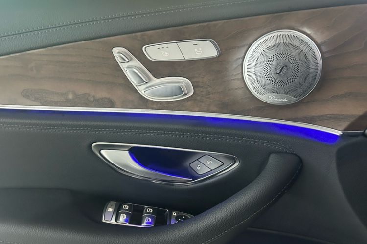 Used Mercedes-Benz E-Class 2016 E 200 L Interior 9