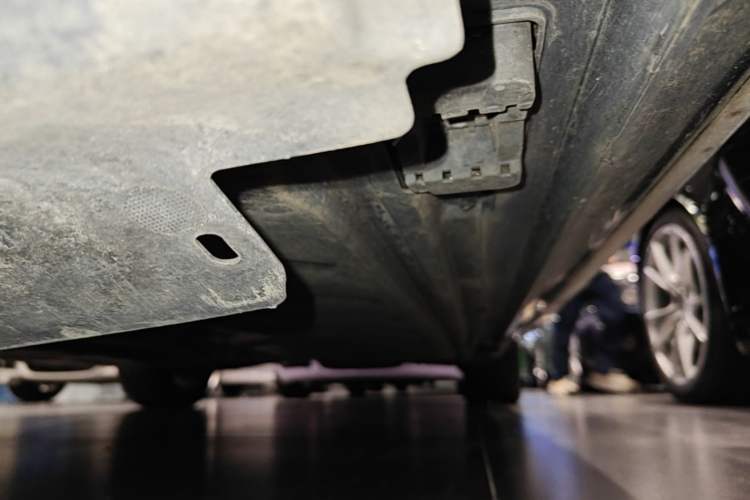 Used Mercedes-Benz E-Class 2016 E 200 L Sport Edition Left Side Sill