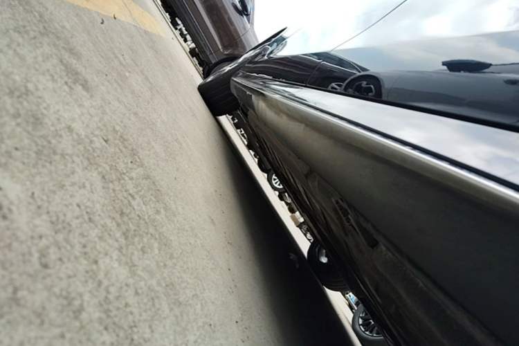 Used Mercedes-Benz E-Class 2016 E 300 L Sporty and Stylish Model Left Side Sill