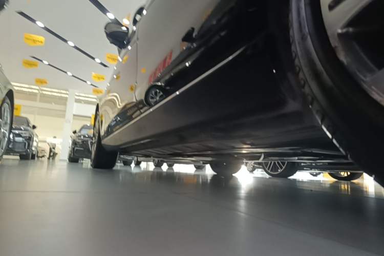 Used Mercedes-Benz E-Class 2016 E 300 L Luxury Model Left Side Sill