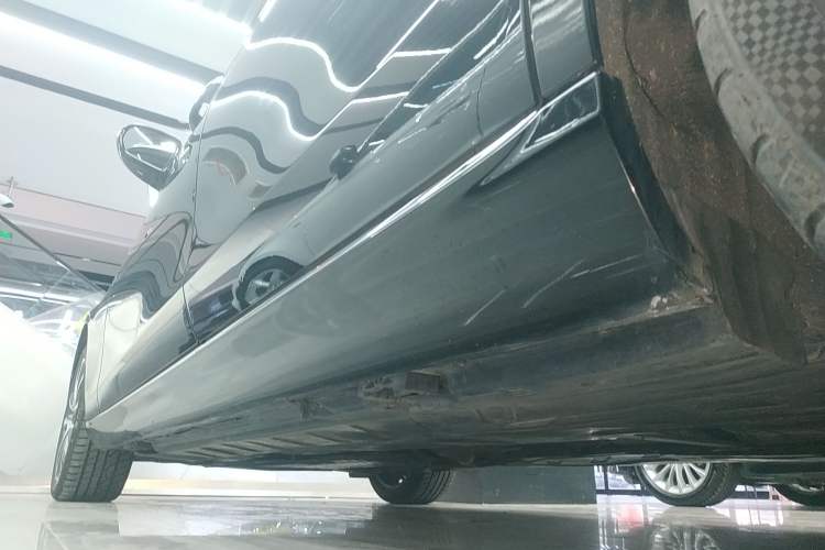 Used Mercedes-Benz E-Class 2016 E 300 L Stylish Model Left Side Sill