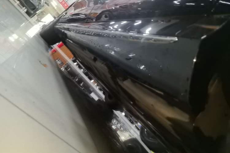 Used Mercedes-Benz E-Class 2016 E 300 L Sporty and Stylish Model Left Side Sill
