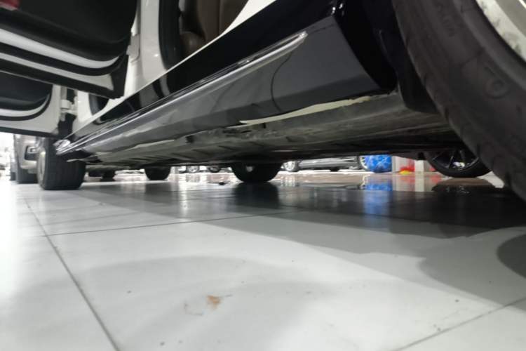 Used Mercedes-Benz E-Class 2016 E 300 L Sporty and Stylish Model Left Side Sill