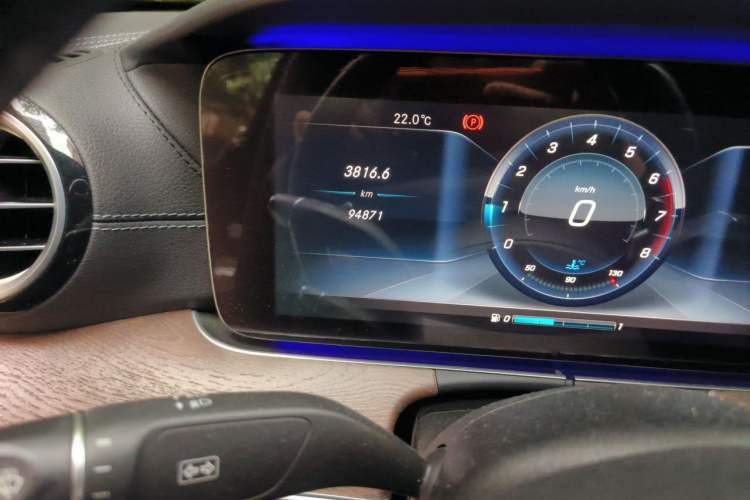 Used Mercedes-Benz E-Class 2016 E 200 L Odometer Close Up