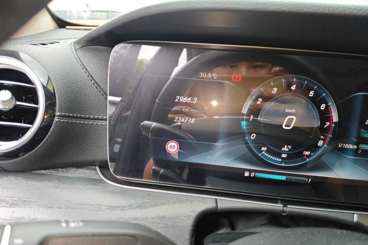 Used Mercedes-Benz E-Class 2016 E 200 L Sport Edition Odometer Close Up