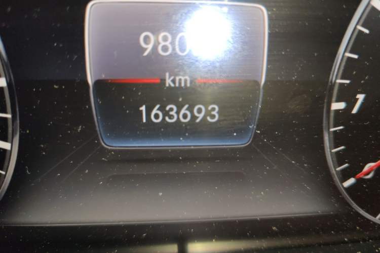 Used Mercedes-Benz E-Class 2016 E 200 L Sport Edition Odometer Close Up