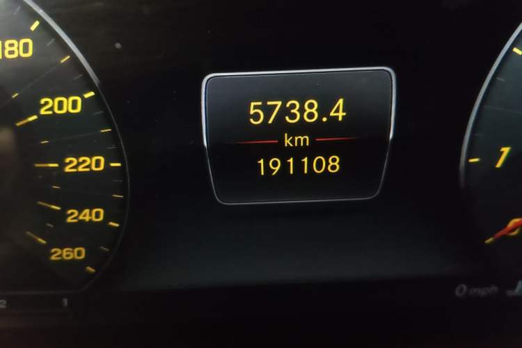 Used Mercedes-Benz E-Class 2016 E 200 L Odometer Close Up