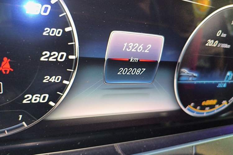 Used Mercedes-Benz E-Class 2016 E 200 L Sport Edition Odometer Close Up