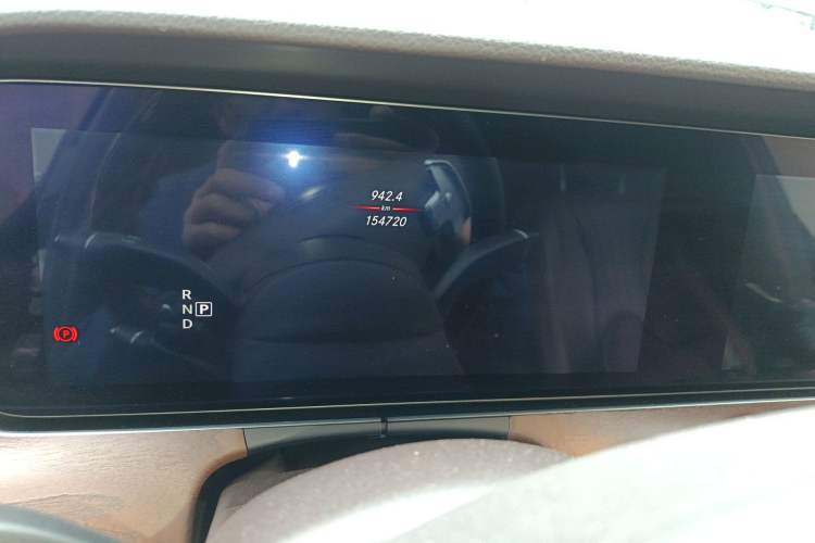 Used Mercedes-Benz E-Class 2016 E 300 L Stylish Model Odometer Close Up