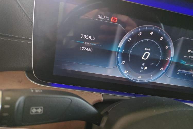 Used Mercedes-Benz E-Class 2016 E 300 L Stylish Model Odometer Close Up