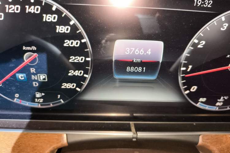 Used Mercedes-Benz E-Class 2016 E 200 L Odometer Close Up