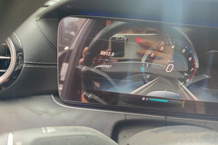 Used Mercedes-Benz E-Class 2016 E 200 L Sport Edition Odometer Close Up