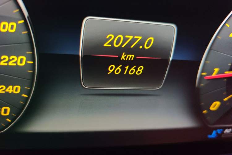 Used Mercedes-Benz E-Class 2016 E 200 L Sport Edition Odometer Close Up