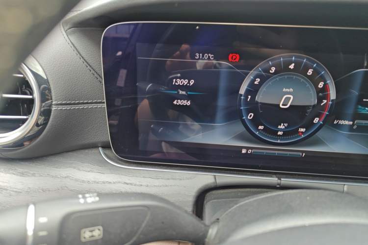 Used Mercedes-Benz E-Class 2016 E 200 L Sport Edition Odometer Close Up