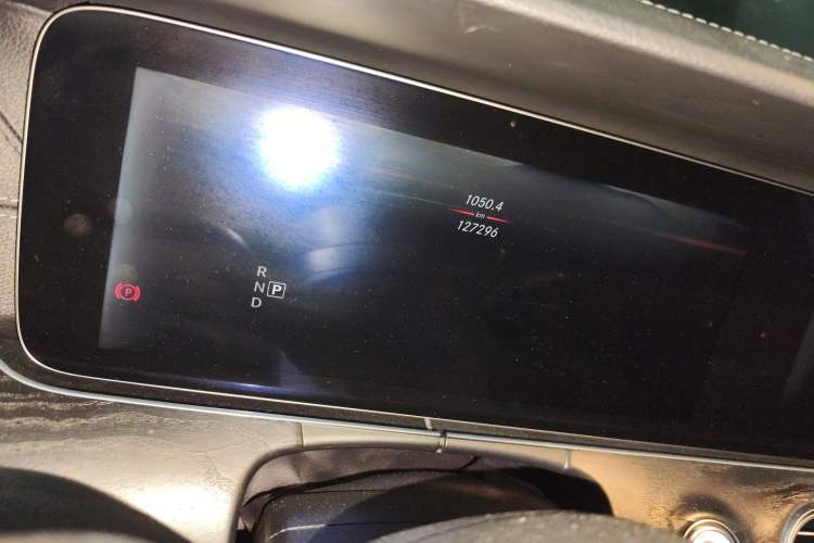 Used Mercedes-Benz E-Class 2016 E 200 L Sport Edition Odometer Close Up