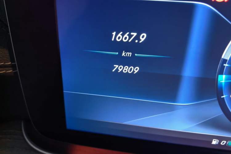 Used Mercedes-Benz E-Class 2016 E 200 L Odometer Close Up