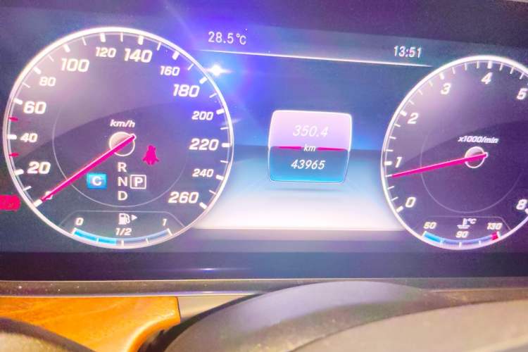 Used Mercedes-Benz E-Class 2016 E 200 L Odometer Close Up