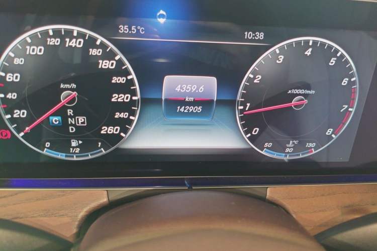 Used Mercedes-Benz E-Class 2016 E 200 L Odometer Close Up