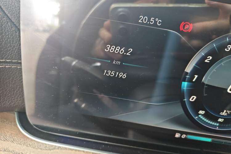 Used Mercedes-Benz E-Class 2016 E 200 L Odometer Close Up